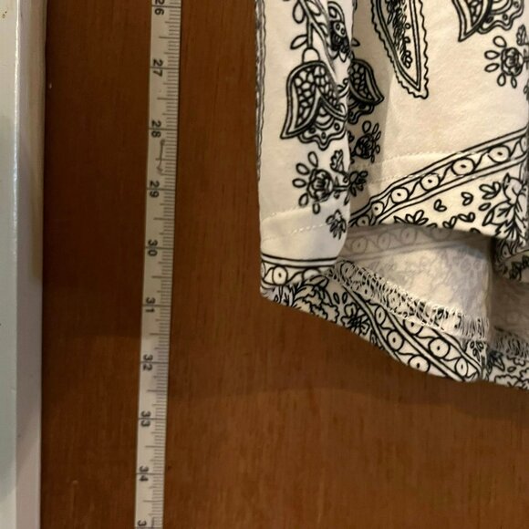 Size 4X - U.Vomade - White and Black Floral Short Sleeve Knit Pullover - Picture 6 of 6